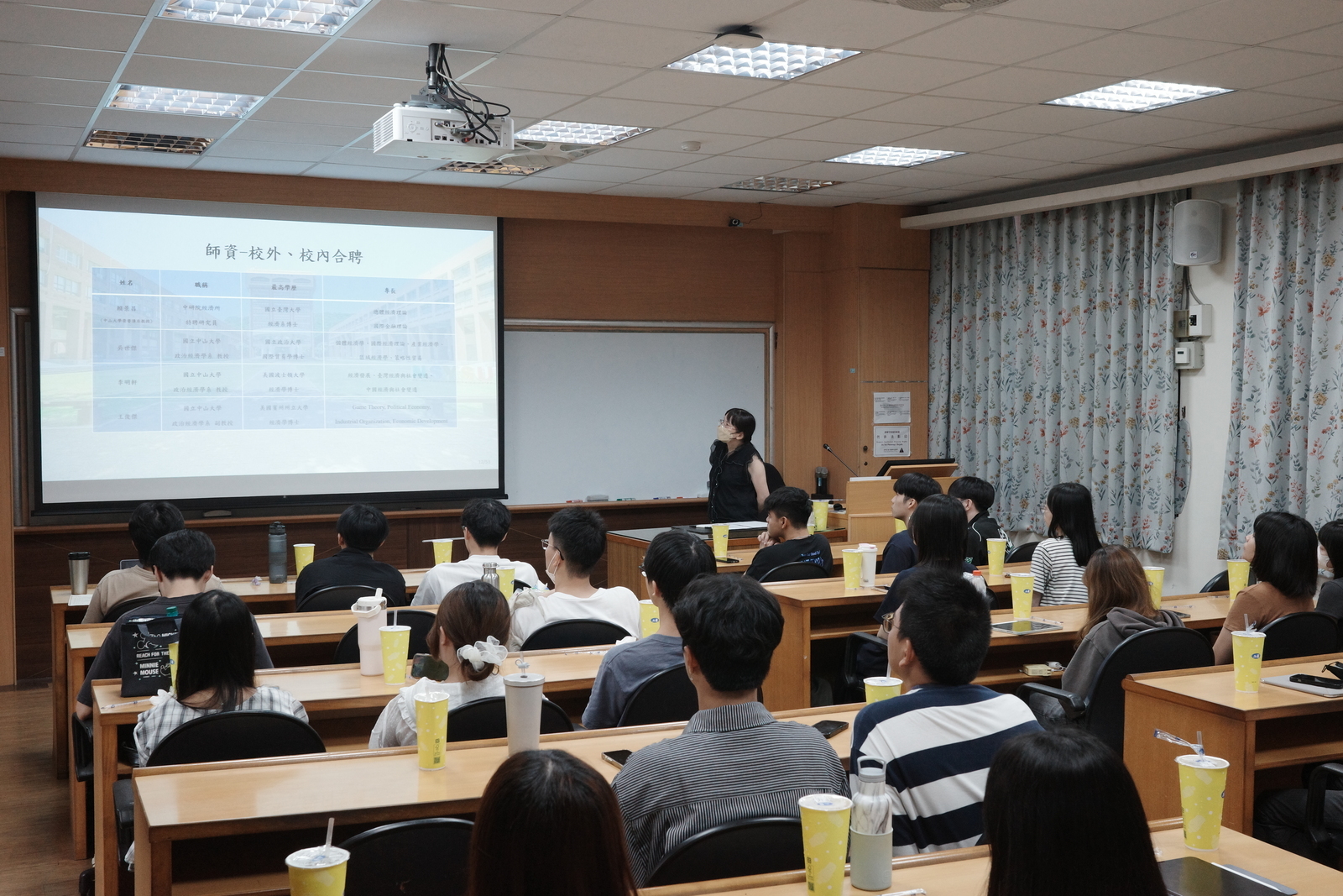 2025.09.18 114學年度經濟所碩士班新生入學生活說明會暨迎新座談會圖片
