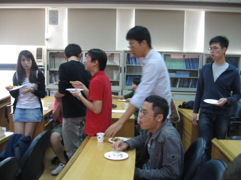 2012.11.29 碩二暖暖包師生聚圖片