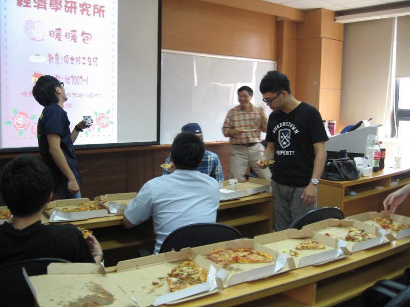 2012.11.29 碩二暖暖包師生聚圖片