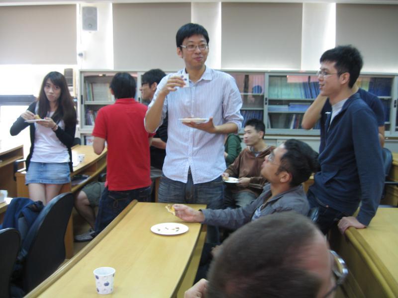 2012.11.29 碩二暖暖包師生聚圖片