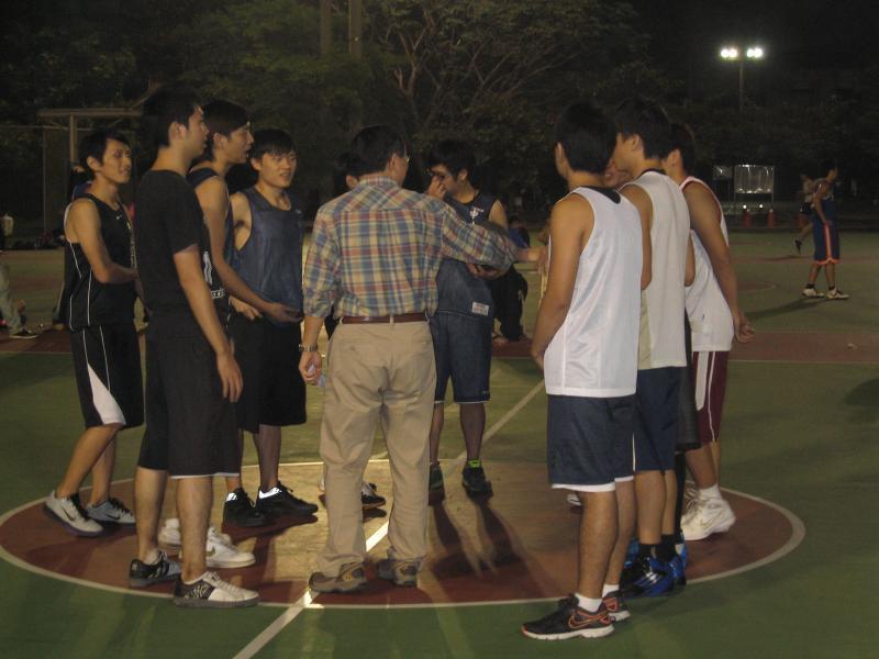 2012.12.15 碩一碩二籃球友誼賽圖片